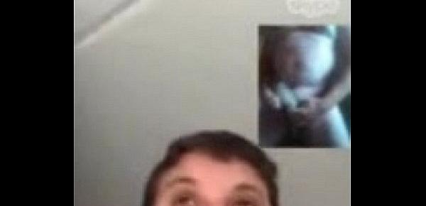  Une grosse moche se branle sur Skype